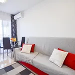 Schoene Mit Pool , Wi-fi Und Privat Garage * Торевьиа