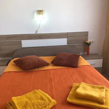 Schoene Mit Pool , Wi-fi Und Privat Garage Appartement