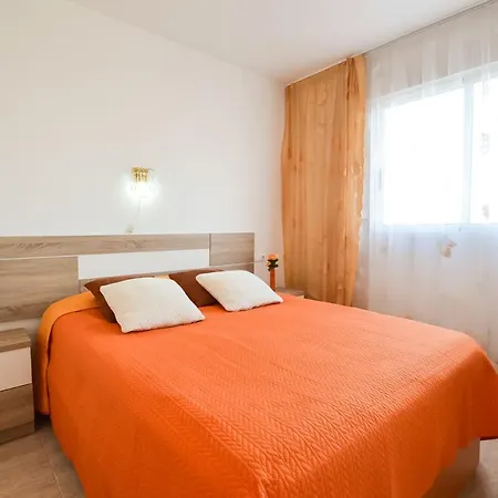 Schoene Mit Pool , Wi-fi Und Privat Garage