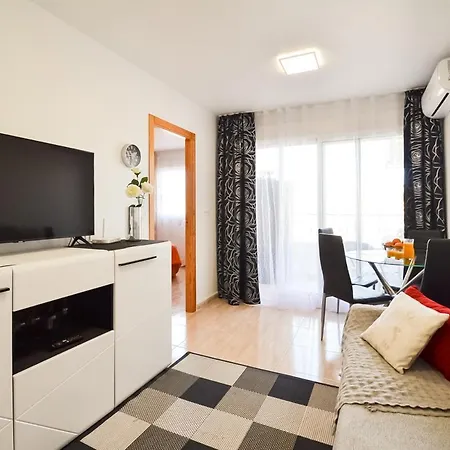 Schoene Mit Pool , Wi-fi Und Privat Garage * تورّيفيِخا