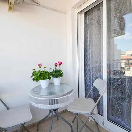 Schoene Mit Pool , Wi-fi Und Privat Garage *