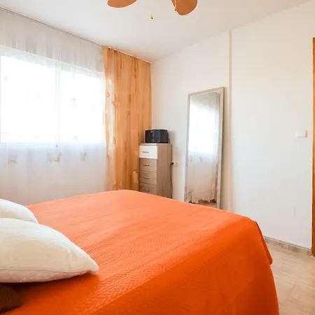 Schoene Mit Pool , Wi-fi Und Privat Garage Lägenhet *