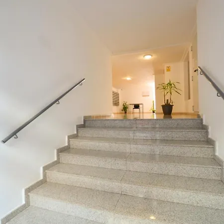 Schoene Mit Pool , Wi-fi Und Privat Garage *