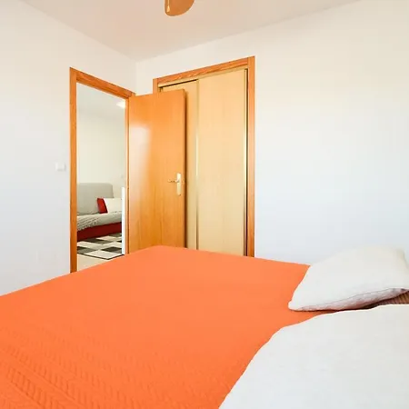 Апартаменты Schoene Mit Pool , Wi-fi Und Privat Garage