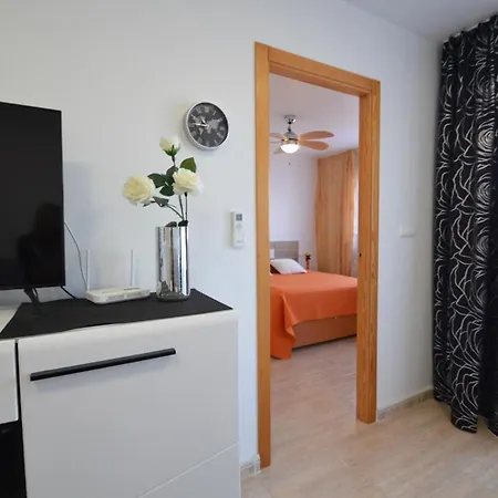 شقة Schoene Mit Pool , Wi-fi Und Privat Garage