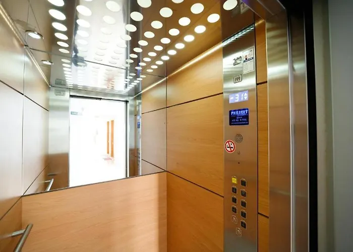 Schoene Mit Pool , Wi-fi Und Privat Garage Apartamento *