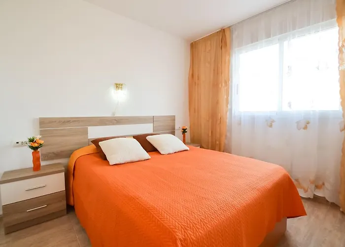 Schoene Mit Pool , Wi-fi Und Privat Garage