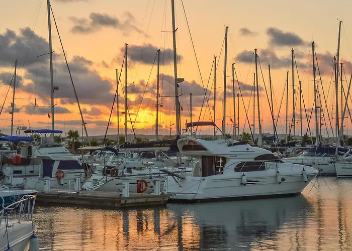 Schoene Mit Pool , Wi-fi Und Privat Garage