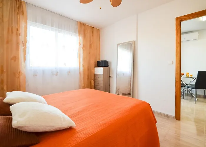 Schoene Mit Pool , Wi-fi Und Privat Garage Apartamento *