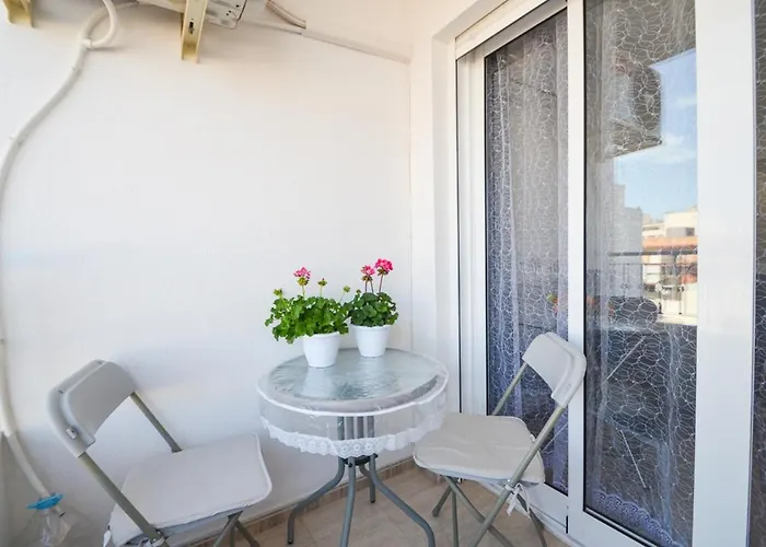 Schoene Mit Pool , Wi-fi Und Privat Garage