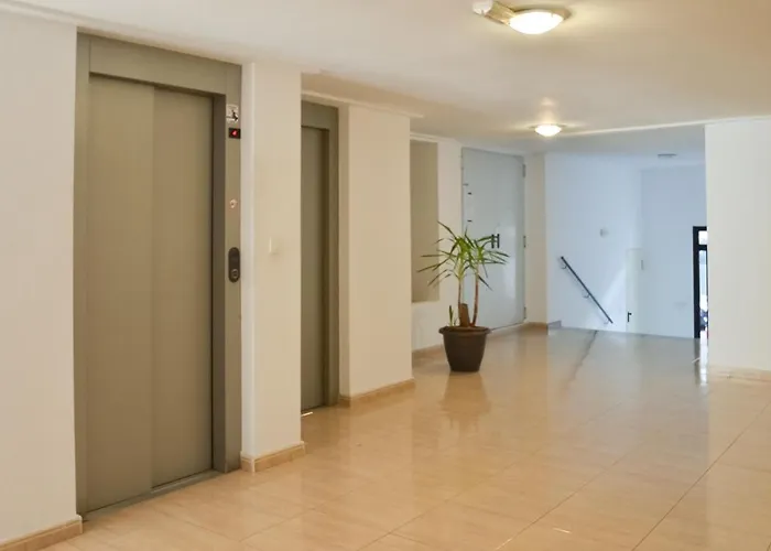 Schoene Mit Pool , Wi-fi Und Privat Garage *