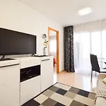 Schoene Mit Pool , Wi-fi Und Privat Garage